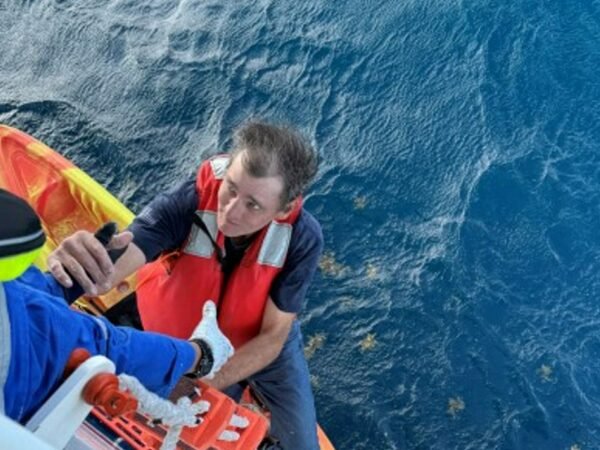 Carnival-Jubilees-team-rescued-two-men-who-were-in-a-kayak-in-the-Gulf-of-Mexico