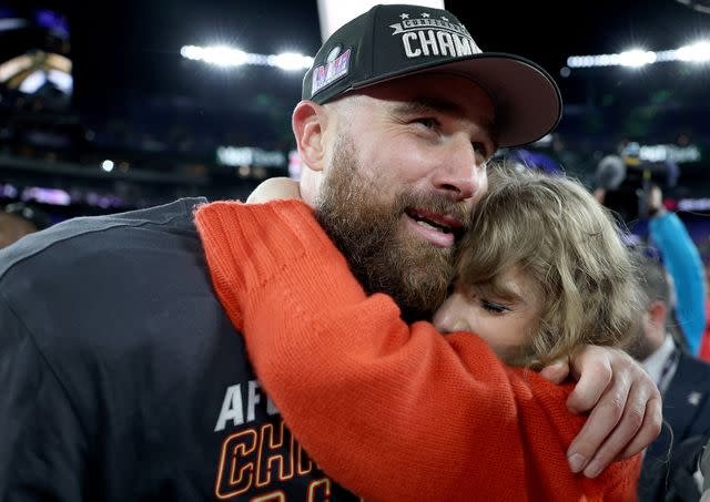 Kelce and Taylor swift share a kiss after victory