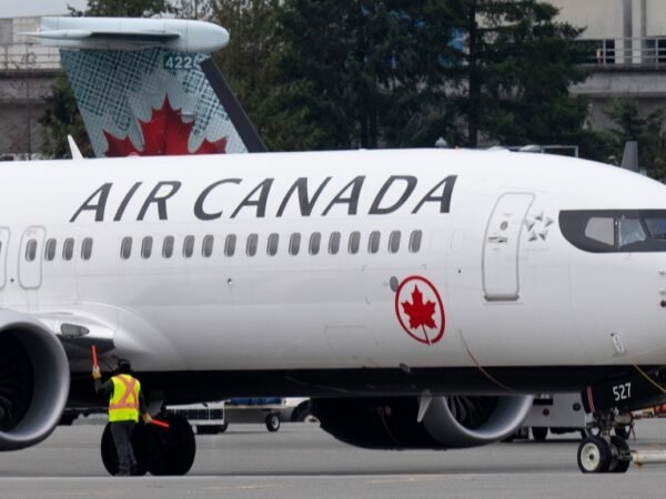 air-canada-passenger-falls-onto-tarmac