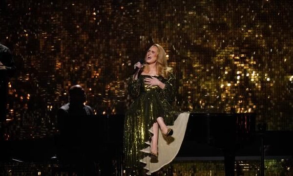 Adele poistpone las vegas residency due to illness