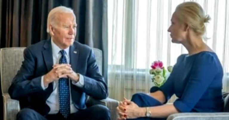 Biden meets with Alexey Navalny and daughter