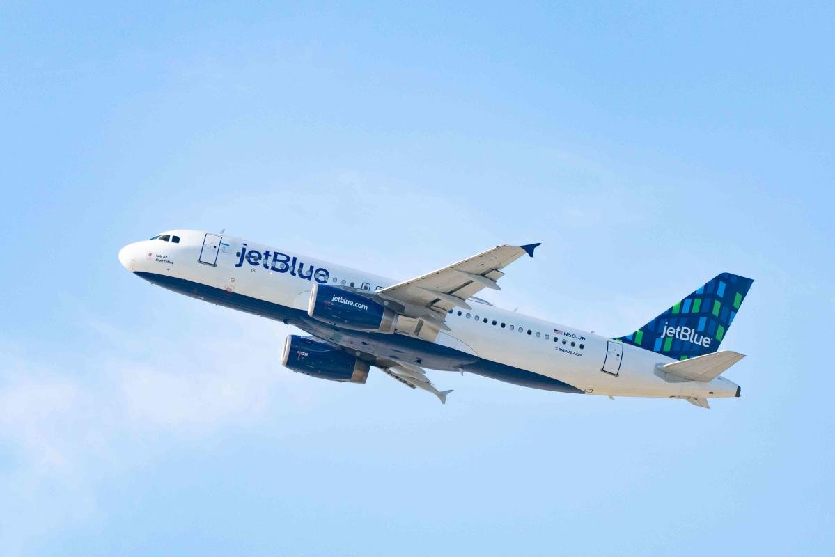 Jet Blue Passenger restrained by other customers