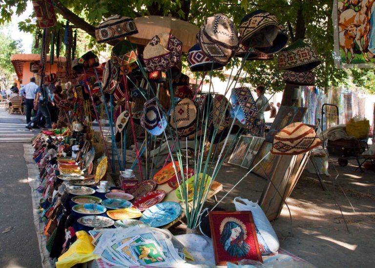 Yerevan_Vernissage_hats-